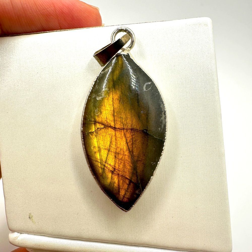Stunning‎ Orange flash, 31x18mm Labradorite pendant, silver plated!